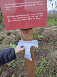 Jeder Firmbewerber hatte ein eigenes Kreuz gestaltet, bemalt und verziert